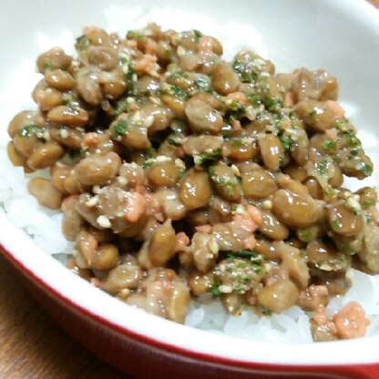 納豆好きの、ってか納豆しか食べない子どもに作りました～。
肉魚系をあまり食べないので、フレークを混ぜこんでみました。完食でした(≧▽≦)